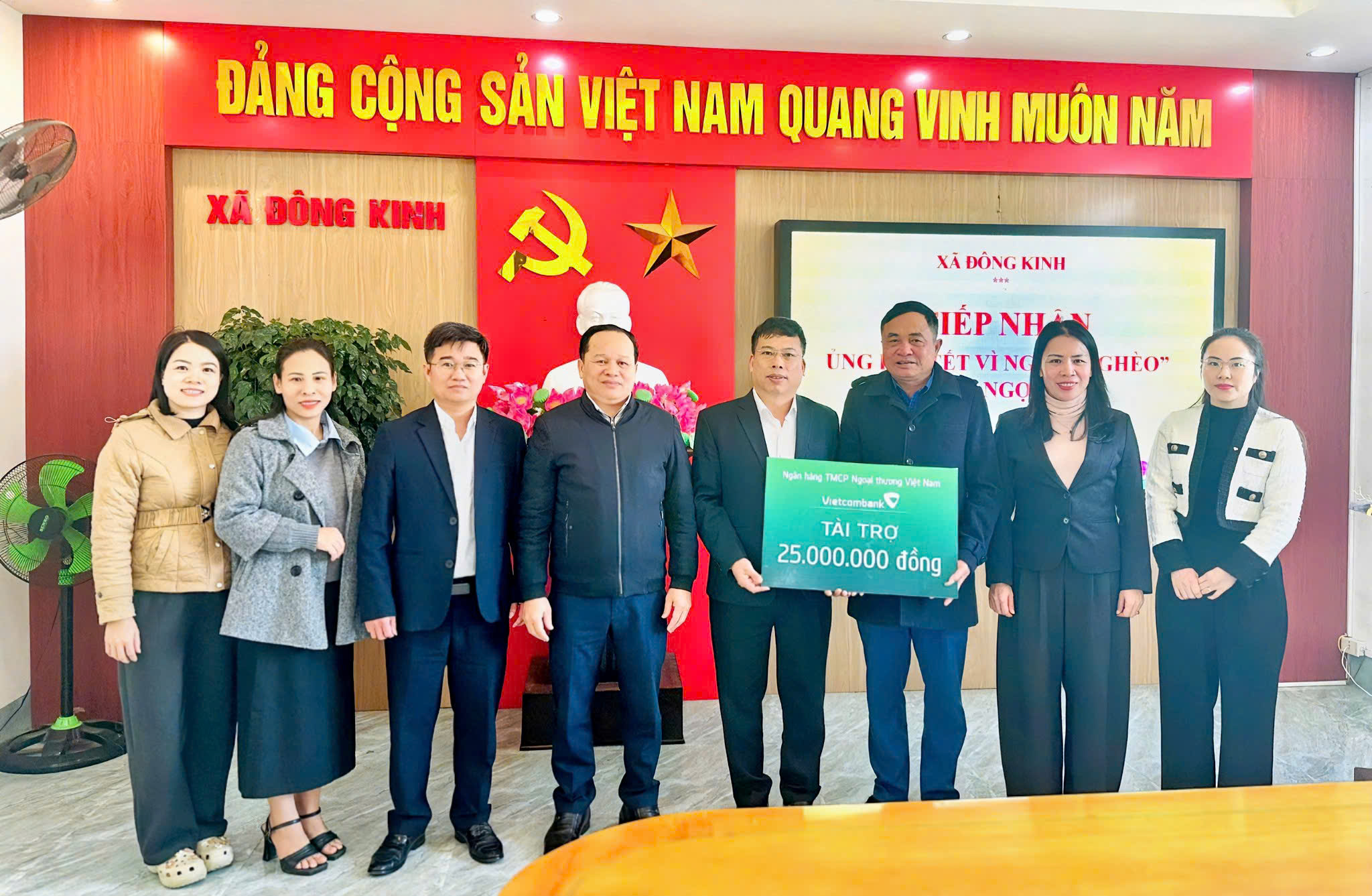 Xã Đông Kinh tiếp nhận ủng hộ “Tết vì người nghèo” từ Ngân hàng Vietcombank Hà Tĩnh 
