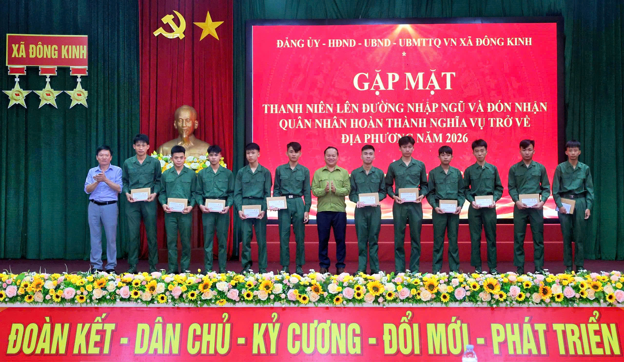 Trang trọng, ấp áp buổi gặp mặt thanh niên lên đường nhập ngũ tại xã Đông Kinh 