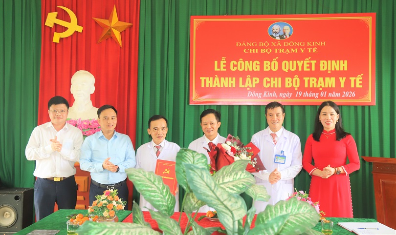 Công bố Quyết định thành lập Chi bộ Trạm Y tế xã Đông Kinh