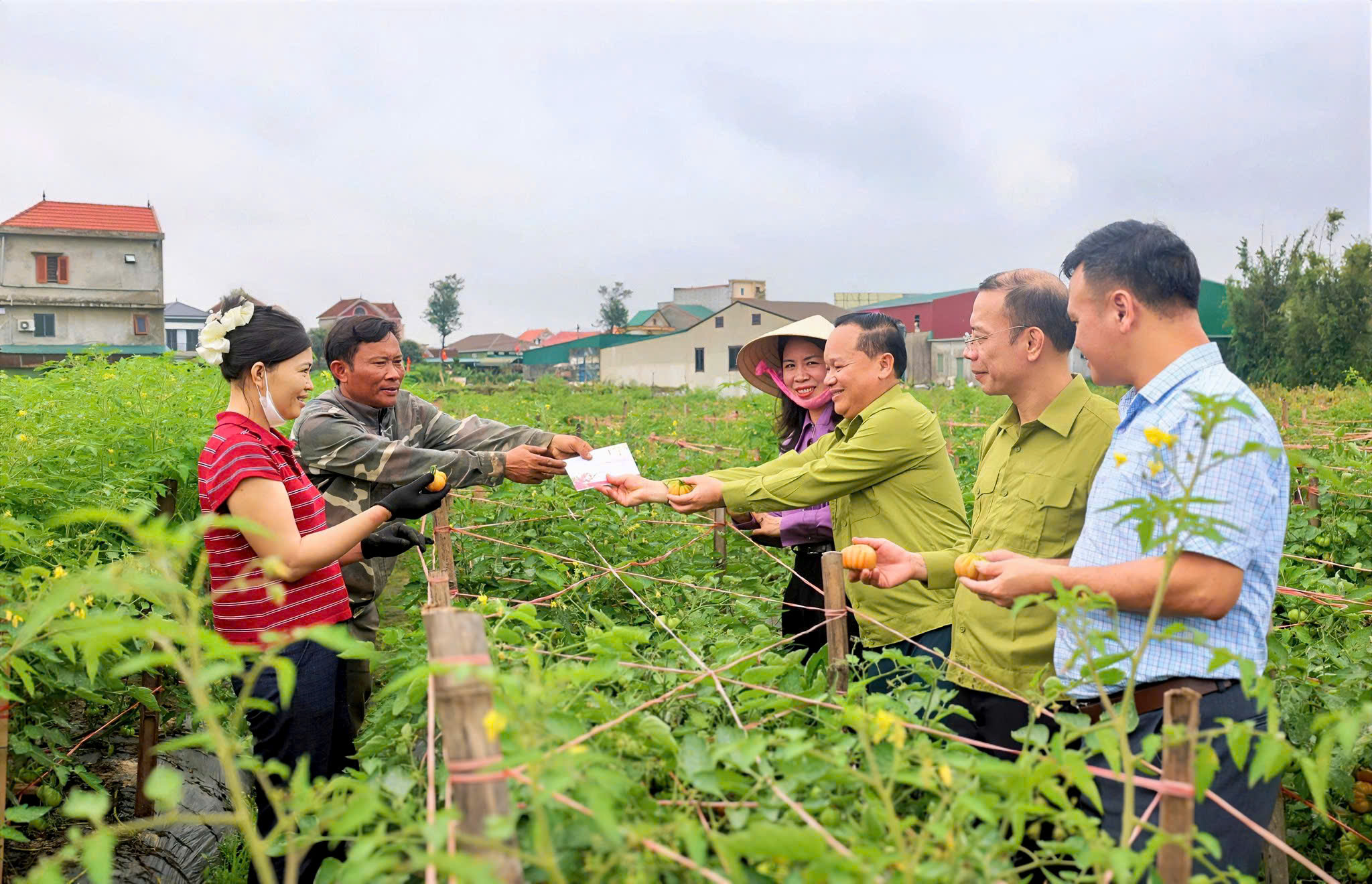 Lãnh đạo xã Đông Kinh kiểm tra các hoạt động đầu năm