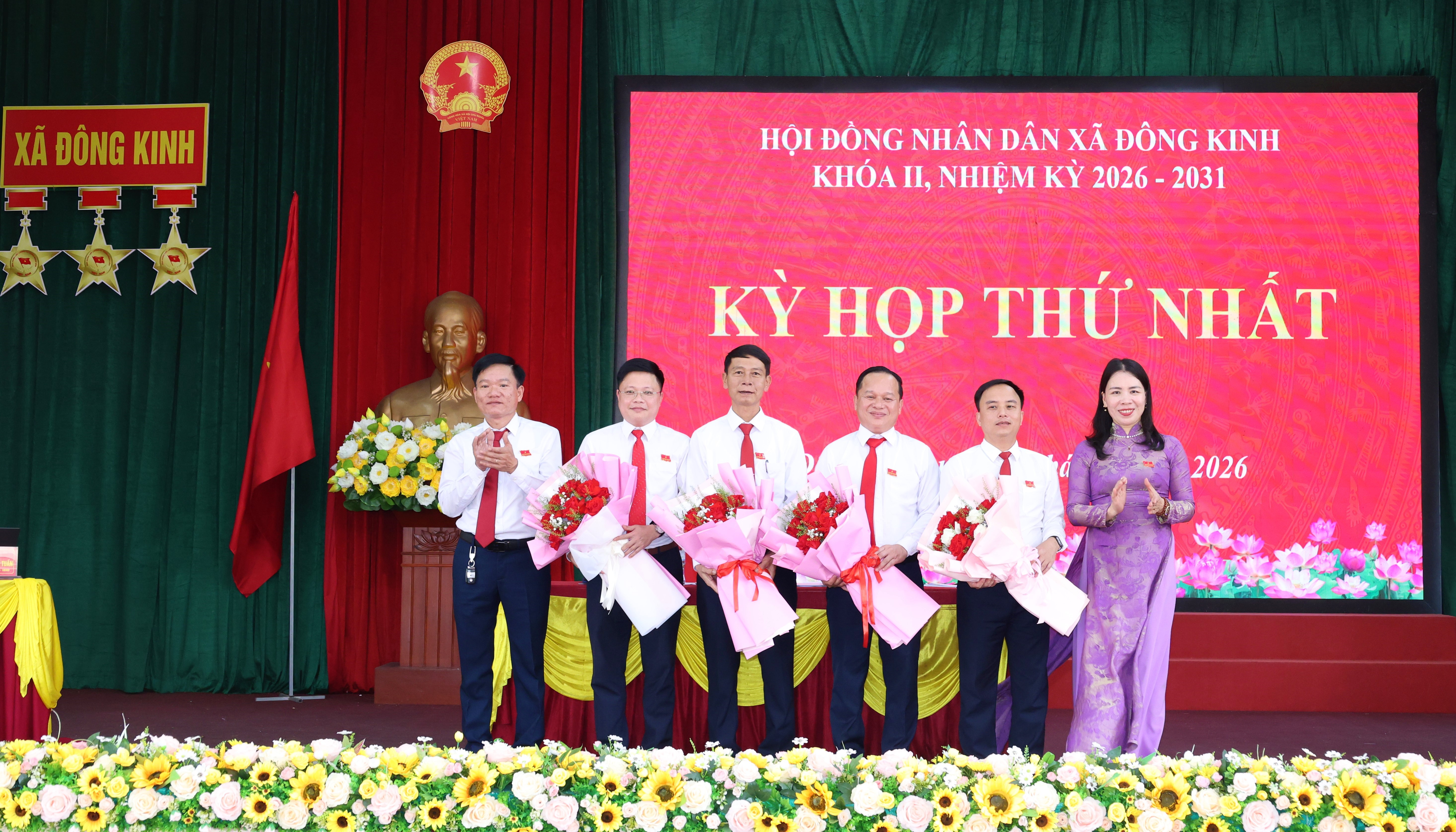 Kỳ họp thứ nhất HĐND xã Đông Kinh bầu các chức danh chủ chốt của HĐND và UBND sau thành công của cuộc bầu cử