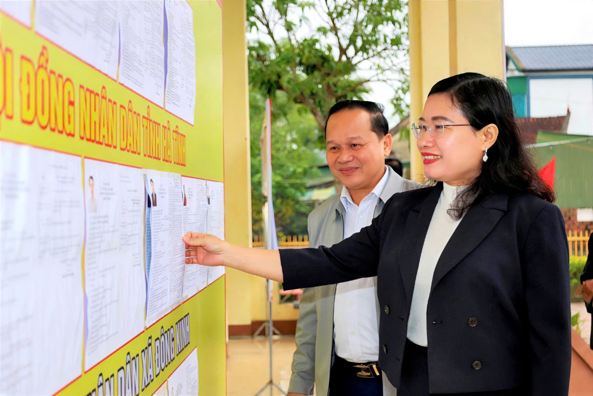 Phó Chủ tịch UBND tỉnh Nguyễn Thị Nguyệt kiểm tra công tác bầu cử tại xã Đông Kinh 