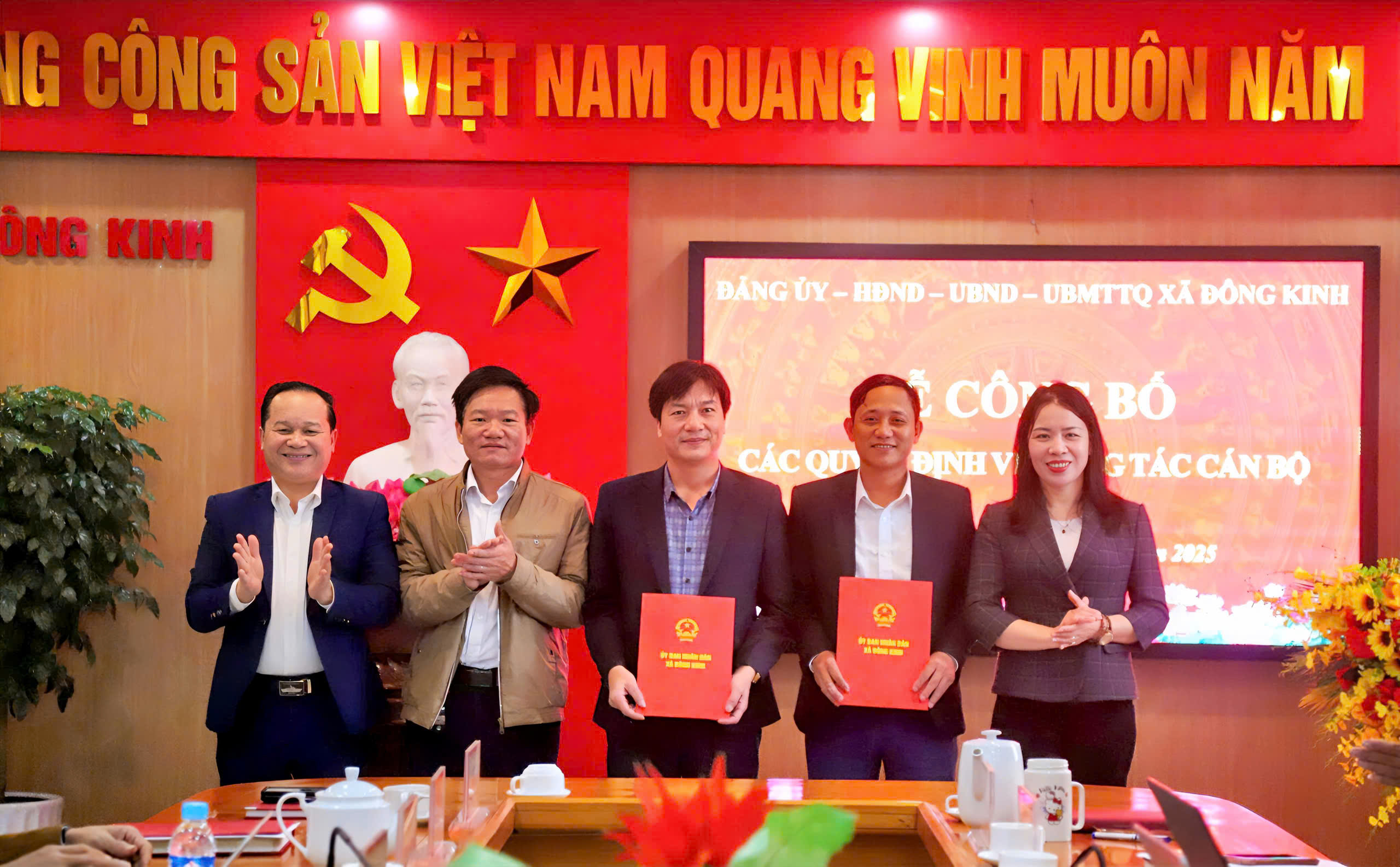 Xã Đông Kinh công bố Quyết định về công tác cán bộ 