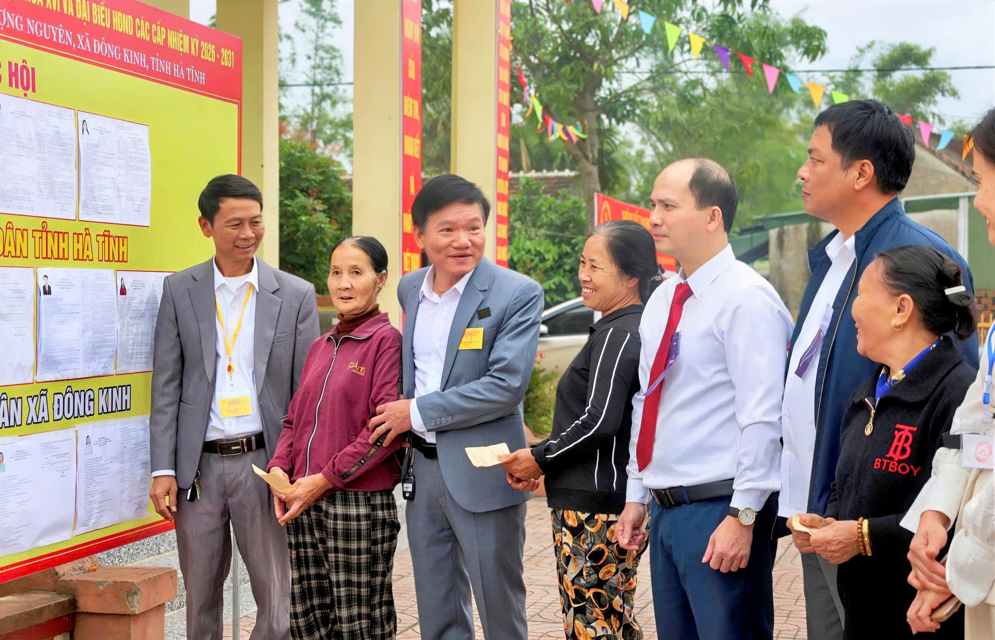 Lãnh đạo xã Đông Kinh kiểm tra các điểm bỏ phiếu ngày bầu cử 