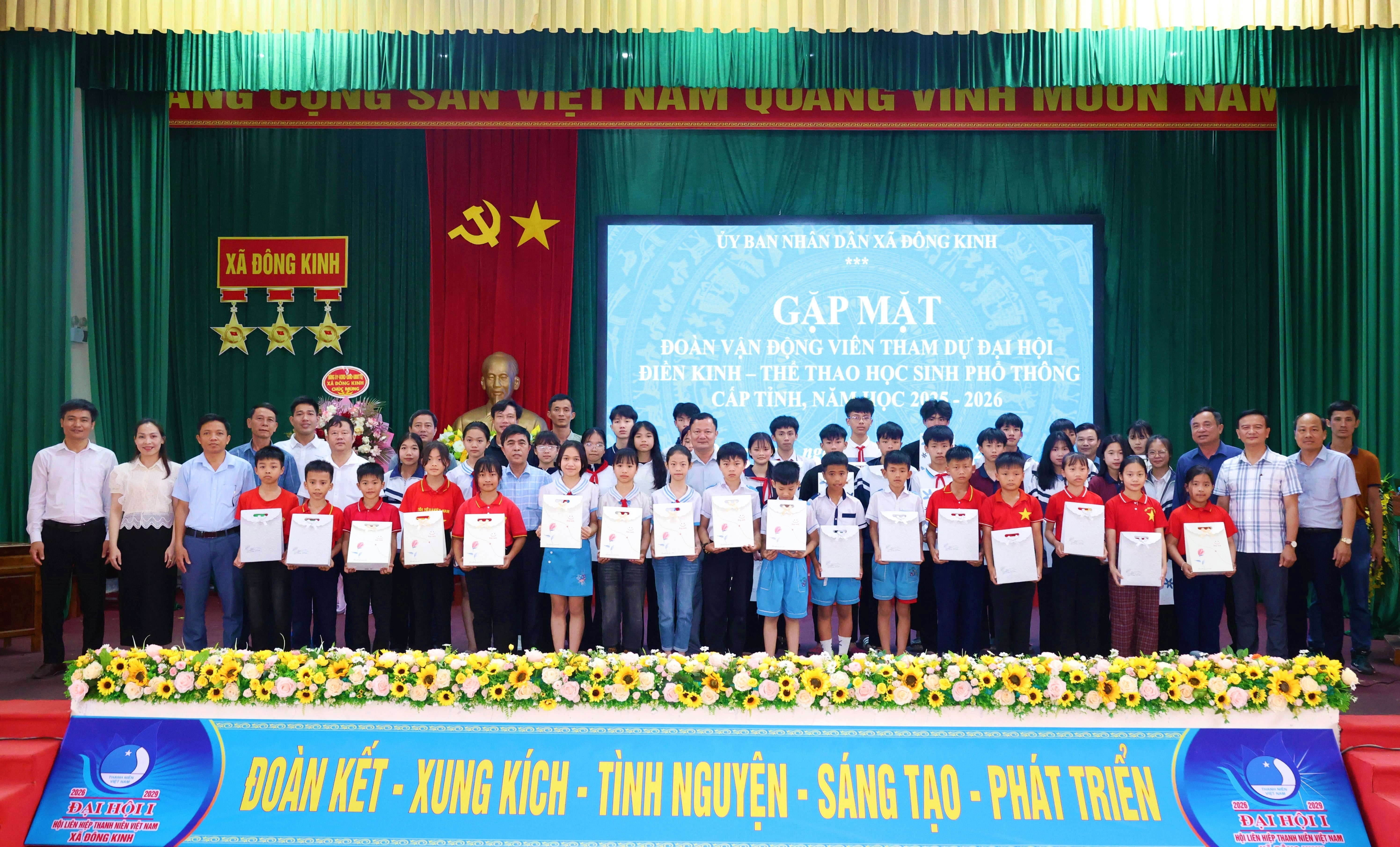 Xã Đông Kinh gửi gắm niềm tin và tiếp lửa cho đoàn cán bộ, vận động viên tham dự Đại hội Điền kinh - Thể thao học sinh phổ thông cấp tỉnh 