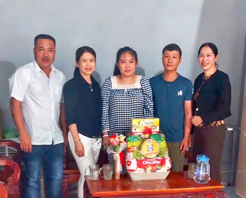 Hội đồng hương xã Đông Kinh tại TP. Hồ Chí Minh trao quà Tết cho gia đình đặc biệt khó khăn 