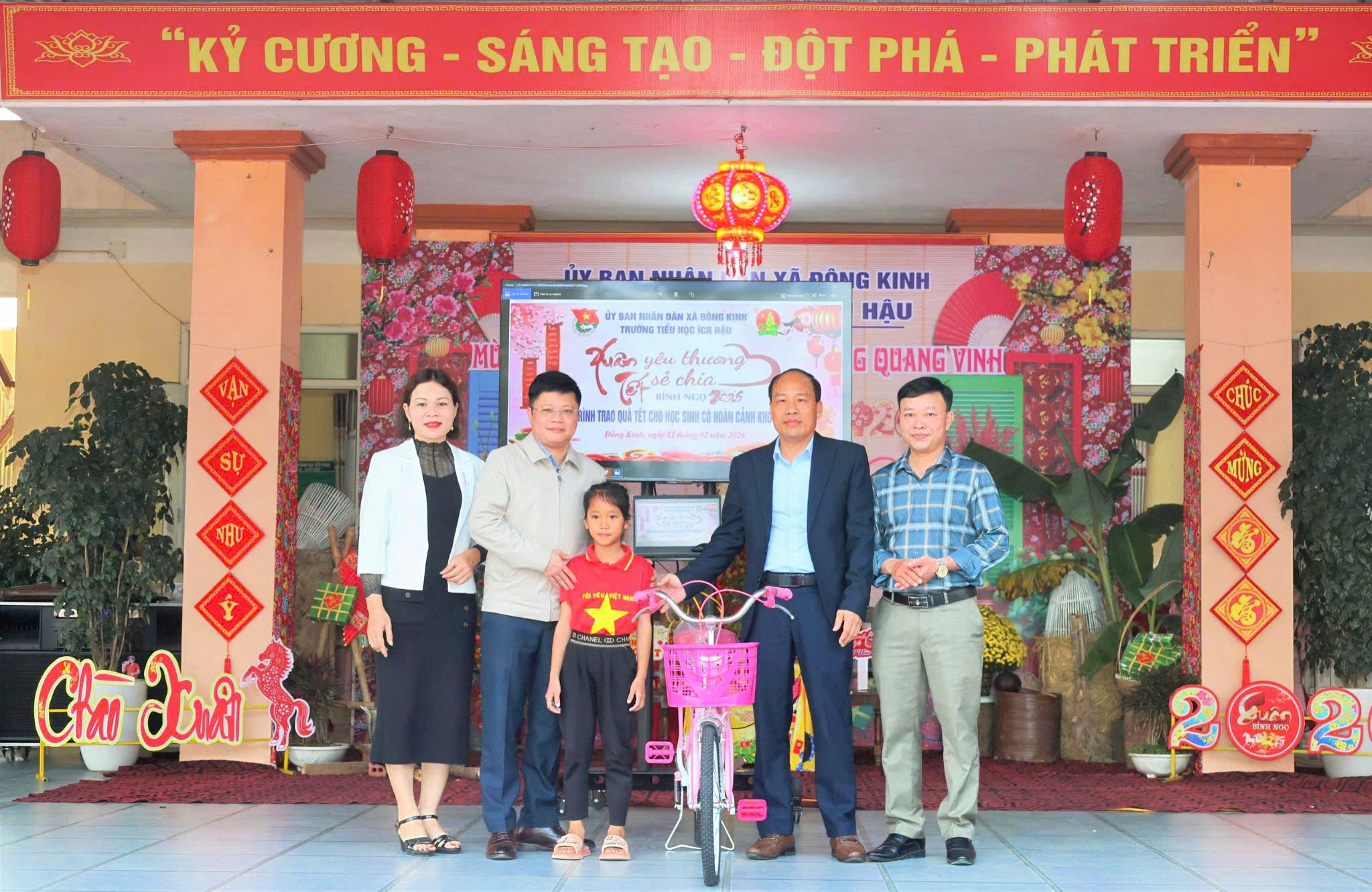 Trường Tiểu học Ích Hậu trao hơn 100 suất quà Tết cho học sinh khó khăn 