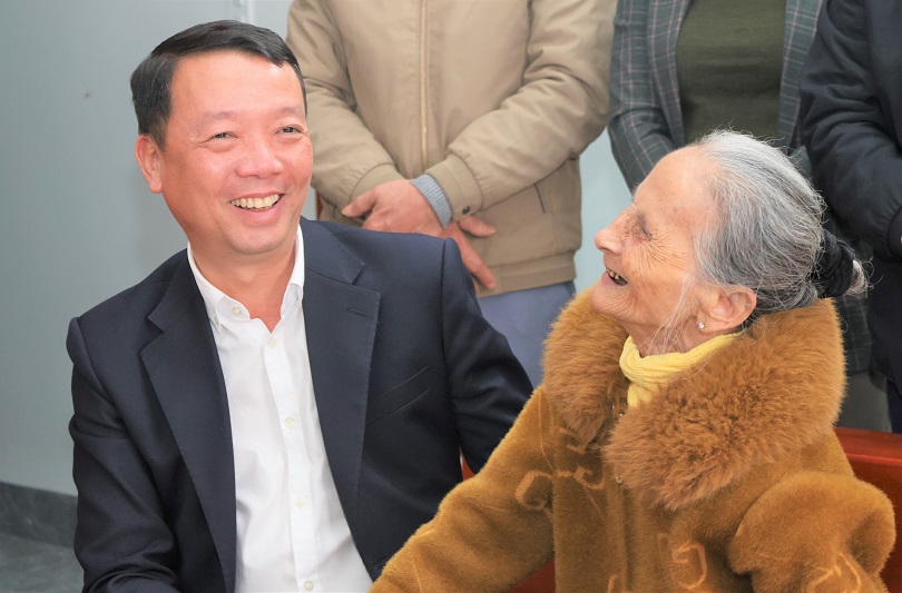 Chủ tịch UBND tỉnh Phan Thiên Định tặng quà Tết cho người có công với cách mạng có hoàn cảnh khó khăn tại xã Đông Kinh  