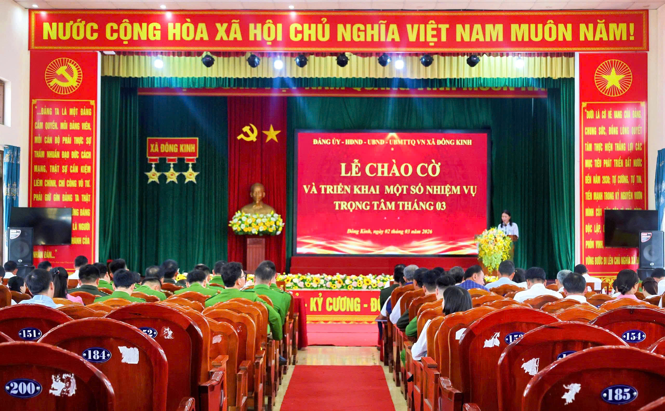 Xã Đông Kinh chào cờ tháng 03 - Tập trung cao nhất tổ chức thành công “Ngày hội non sông” 
