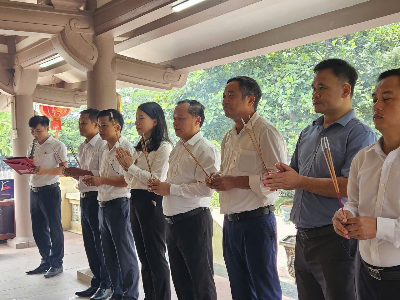 ĐÔNG KINH DÂNG HƯƠNG TRI ÂN CÁC ĐỊA CHỈ ĐỎ – THẮP LÊN NGỌN LỬA KÝ ỨC VÀ KHÁT VỌNG