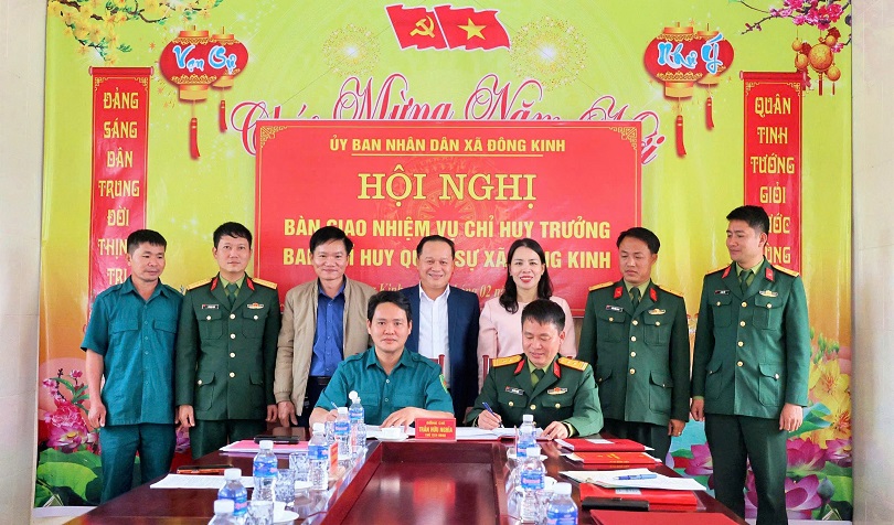 Bàn giao nhiệm vụ Chỉ huy trưởng Ban Chỉ huy Quân sự xã Đông Kinh