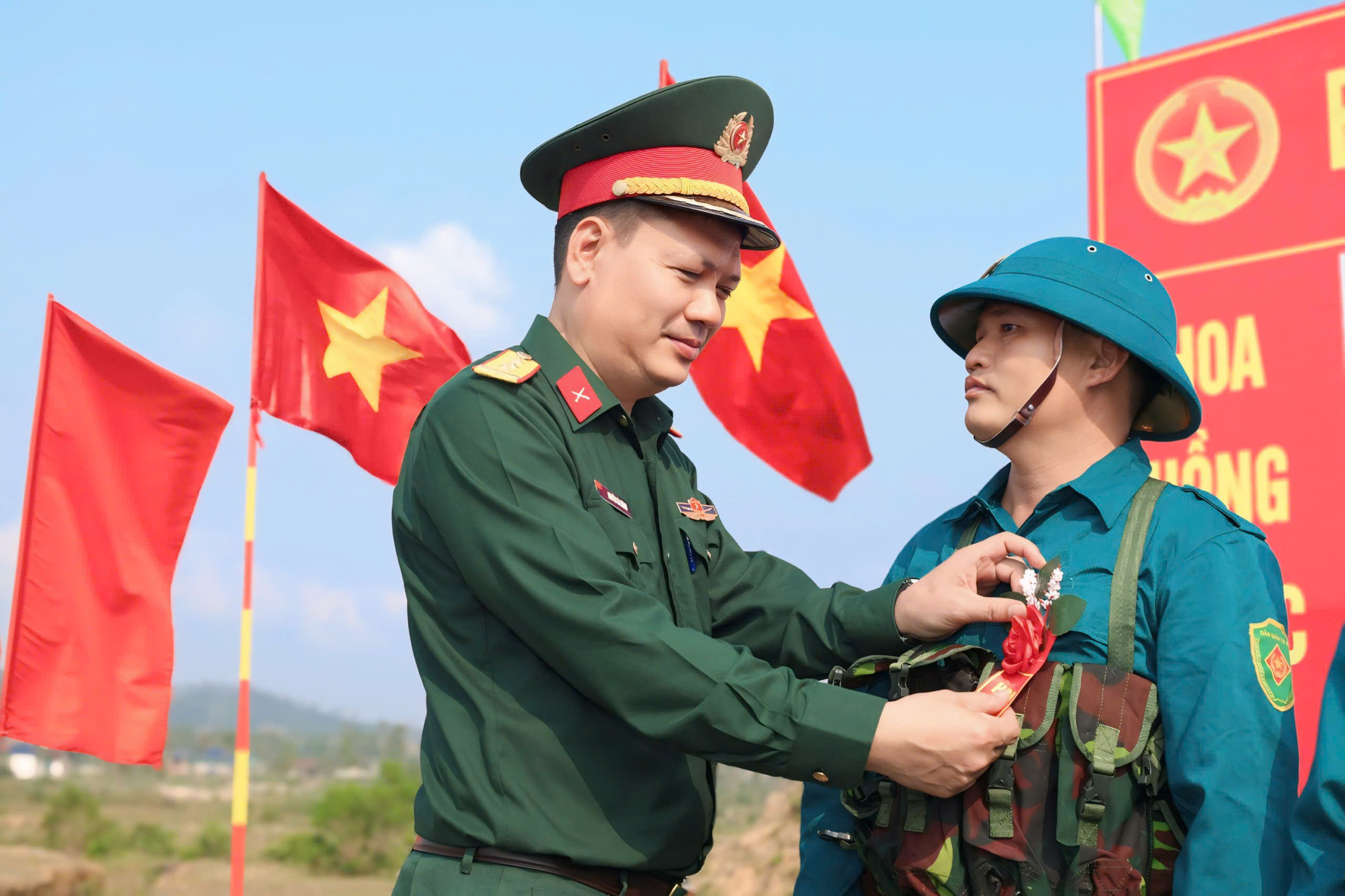 Dân quân xã Đông Kinh tự tin bắn đạn thật và nhận danh hiệu “Hoa bắn giỏi”