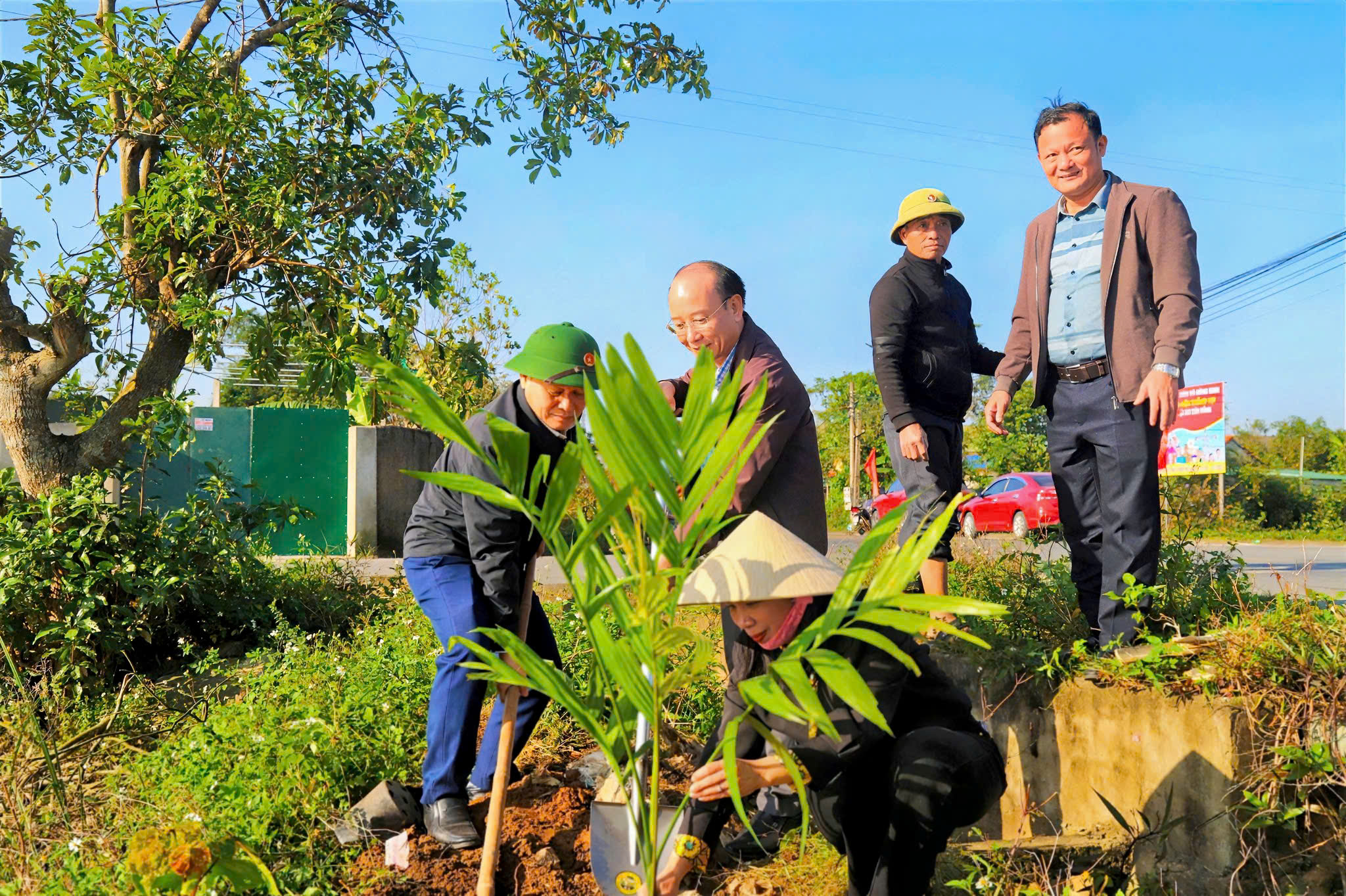 Người dân xã Đông Kinh giờ rất tự giác trong xây dựng nông thôn mới, chứ không phải tuyên truyền, vận động nhiều nữa 