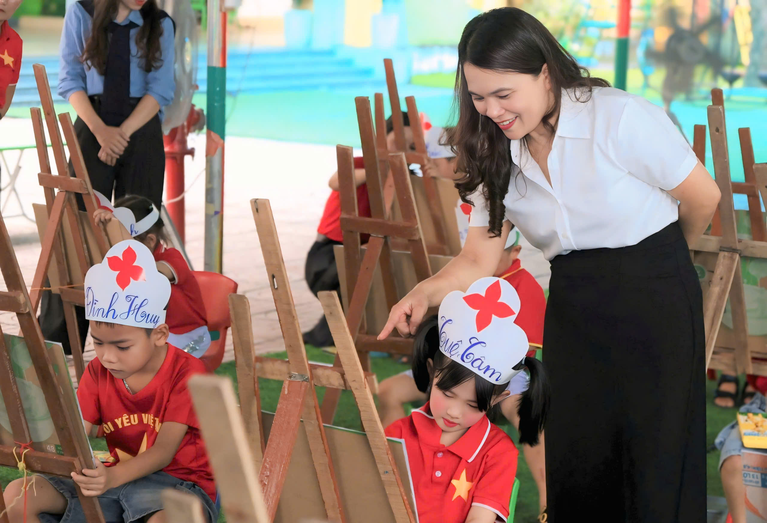 “Hoạ sỹ nhí” Mầm non Ích Hậu thể hiện tình yêu Tổ quốc qua những bức tranh đầy ý nghĩa 