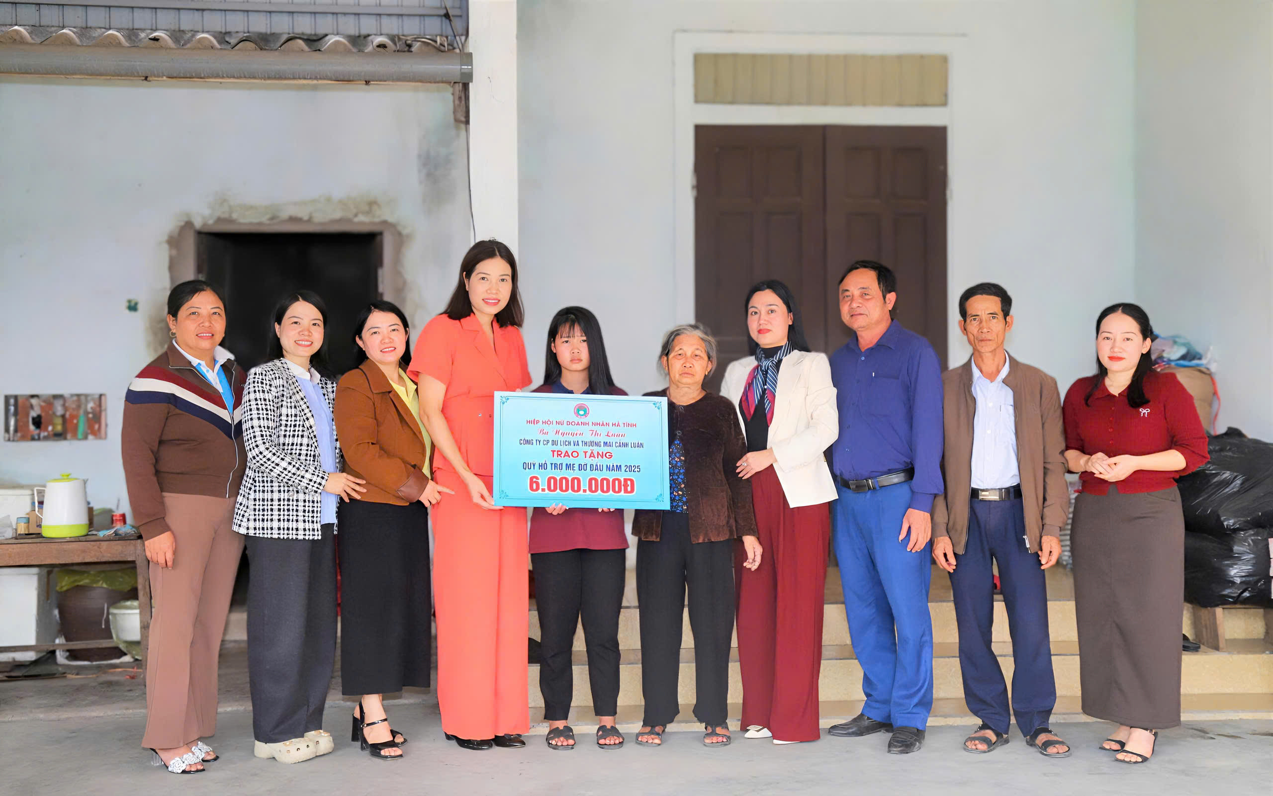 Hiệp hội Nữ doanh nhân Hà Tĩnh hỗ trợ đỡ đầu cho học sinh khó khăn ở xã Đông Kinh 