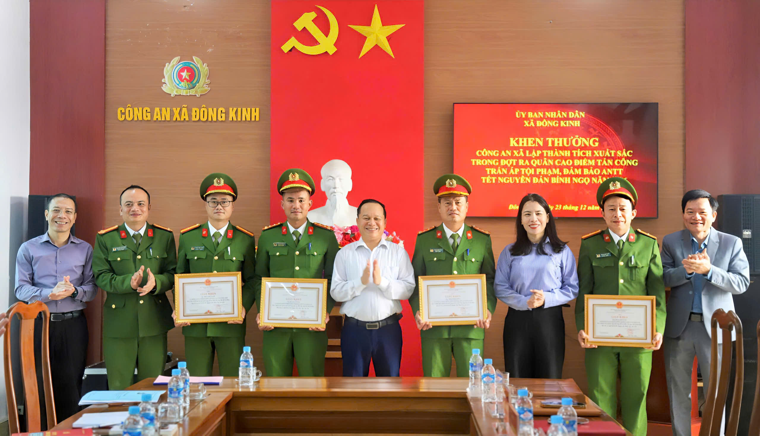 Khen thưởng Công an xã Đông Kinh lập thành tích xuất sắc trong đợt ra quân cao điểm tấn công trấn áp tội phạm 