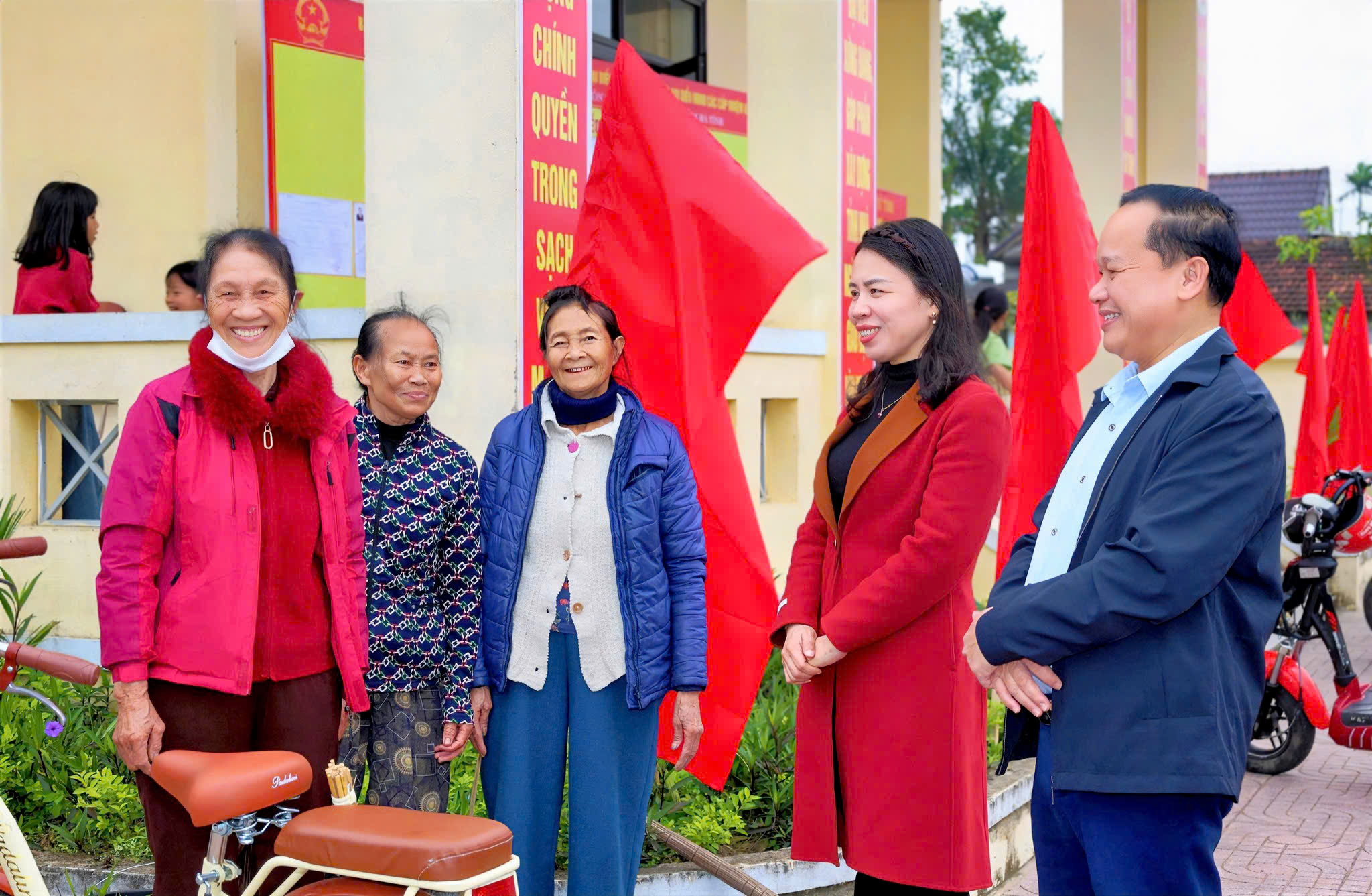 LÃNH ĐẠO XÃ ĐÔNG KINH KIỂM TRA CÁC KHU VỰC BỎ PHIẾU TRƯỚC NGÀY BẦU CỬ