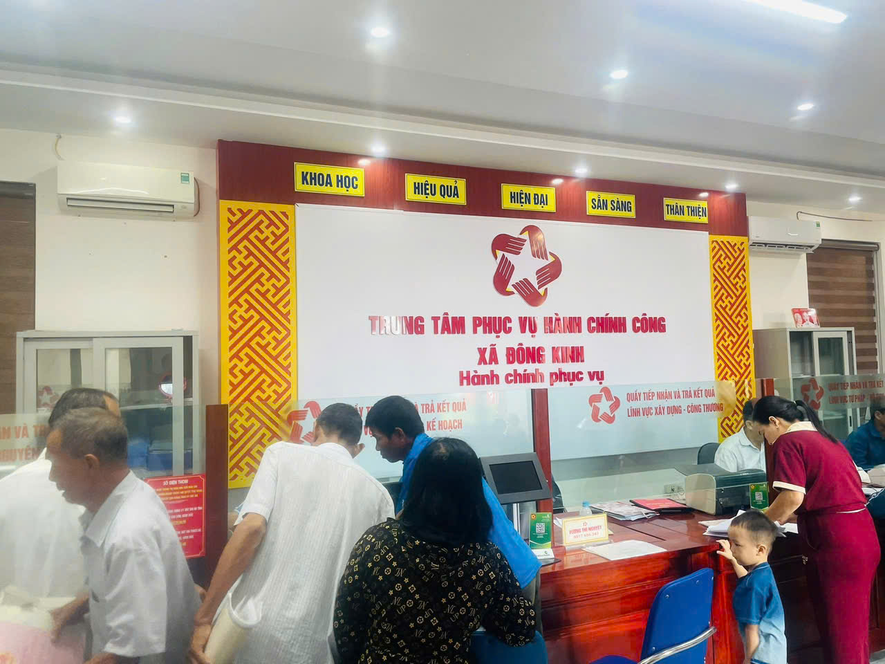 Xã Đông Kinh thực hiện phương châm “Đi từng ngõ, gõ từng nhà, hướng dẫn từng người dân kỹ năng số, sử dụng các dịch vụ số”