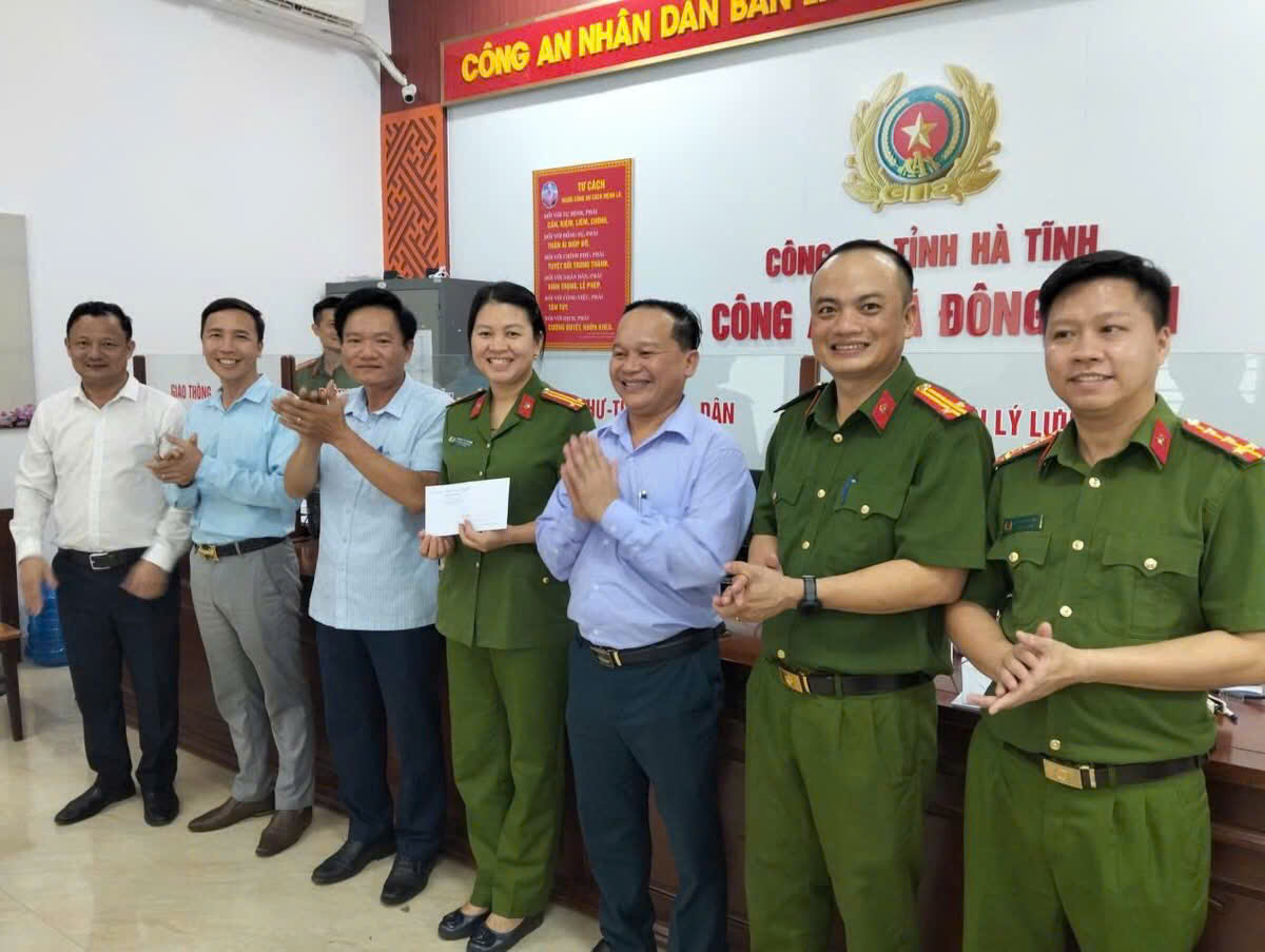 THƯỜNG TRỰC ĐẢNG ỦY, LÃNH ĐẠO UBND XÃ ĐÔNG KINH KIỂM TRA, ĐỘNG VIÊN CÁN BỘ, CHIẾN SĨ CÔNG AN XÃ TRONG CÔNG TÁC CẤP ĐỔI THẺ ĐẢNG VIÊN GẮN CHIP