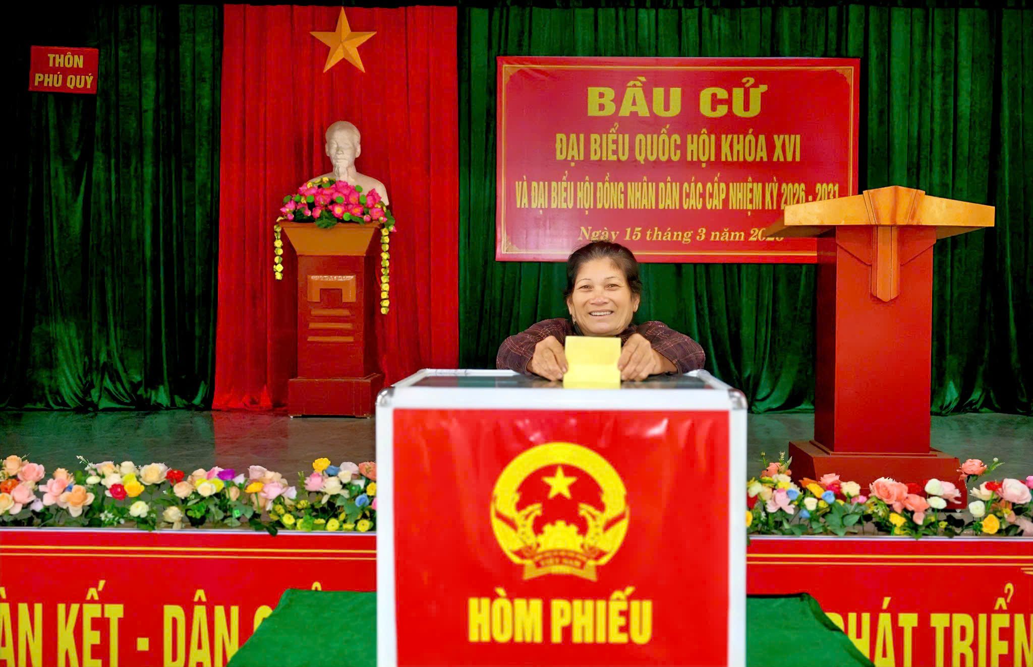 Cử tri xã Đông Kinh nô nức đi bầu cử 