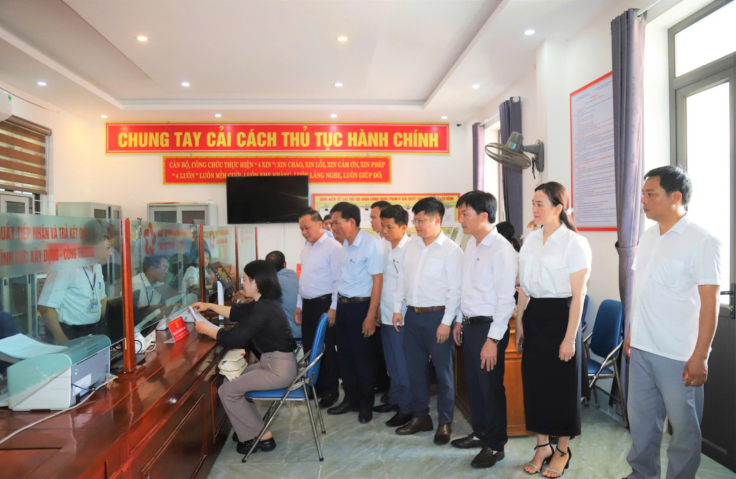 Xã Đông Kinh nỗ lực xây dựng nền hành chính công “minh bạch, hiện đại, lấy người dân làm trung tâm”