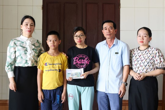Hội đồng hương xã Đông Kinh tại TP.HCM trao 23 triệu đồng hỗ trợ chị Vương Thị Nguyệt