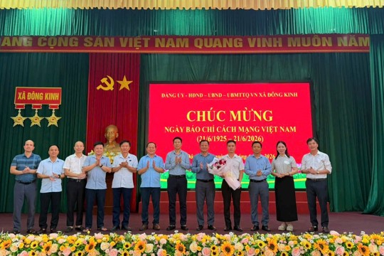 Lãnh đạo xã Đông Kinh chúc mừng Ngày Báo chí Cách mạng Việt Nam  