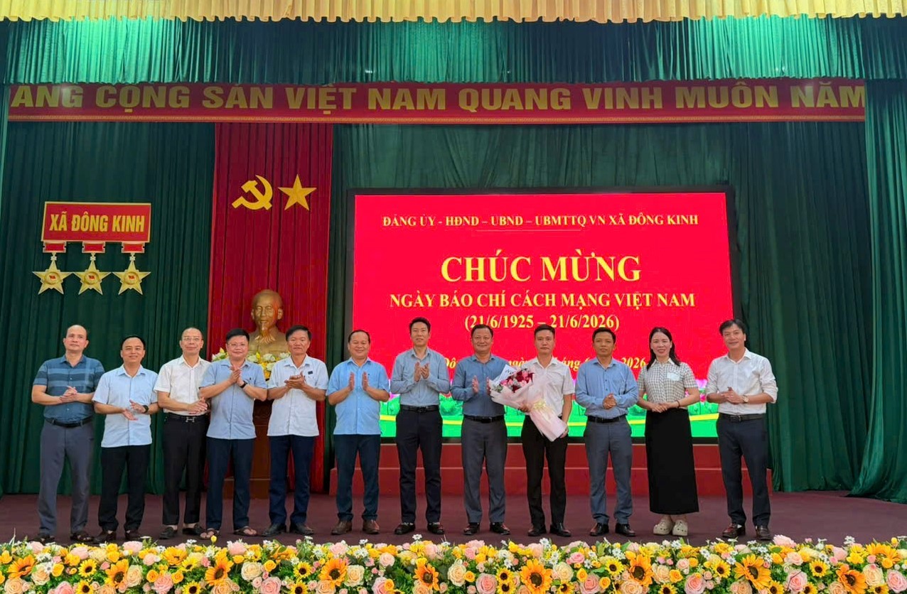 Lãnh đạo xã Đông Kinh chúc mừng Ngày Báo chí Cách mạng Việt Nam 
