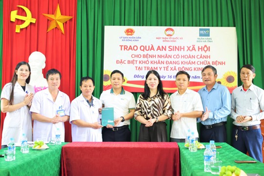 Bệnh nhân nghèo tại Trạm Y tế xã Đông Kinh ấm lòng bởi những món quà nghĩa tình