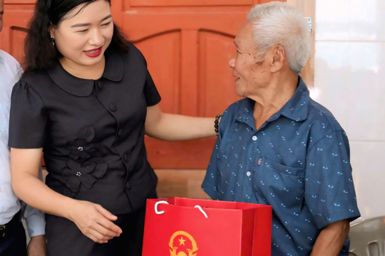 Phó Chủ tịch UBND tỉnh Nguyễn Thị Nguyệt tặng quà tri ân người có công tại xã Đông Kinh  