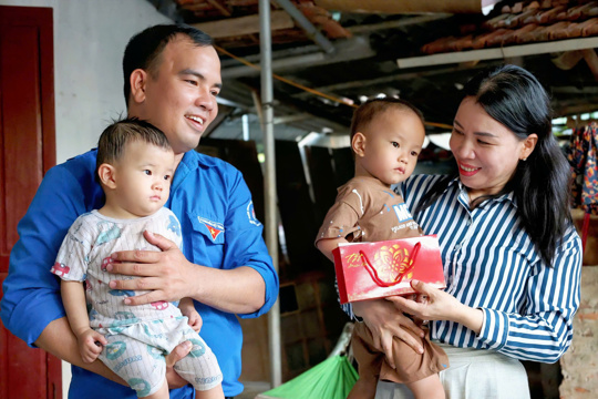 Để trẻ em nghèo Đông Kinh đón “Tết Trung thu - Đêm hội trăng rằm” đầm ấm, trọn vẹn yêu thương 