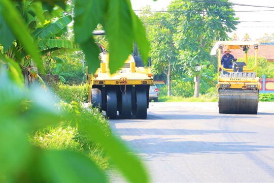 Thảm nhựa tuyến đường từ ngã ba thôn Cổ Kênh đến cầu Kênh Cạn - Rộn ràng tiếng máy, lan tỏa niềm vui và sự đồng thuận của Nhân dân Đông Kinh 