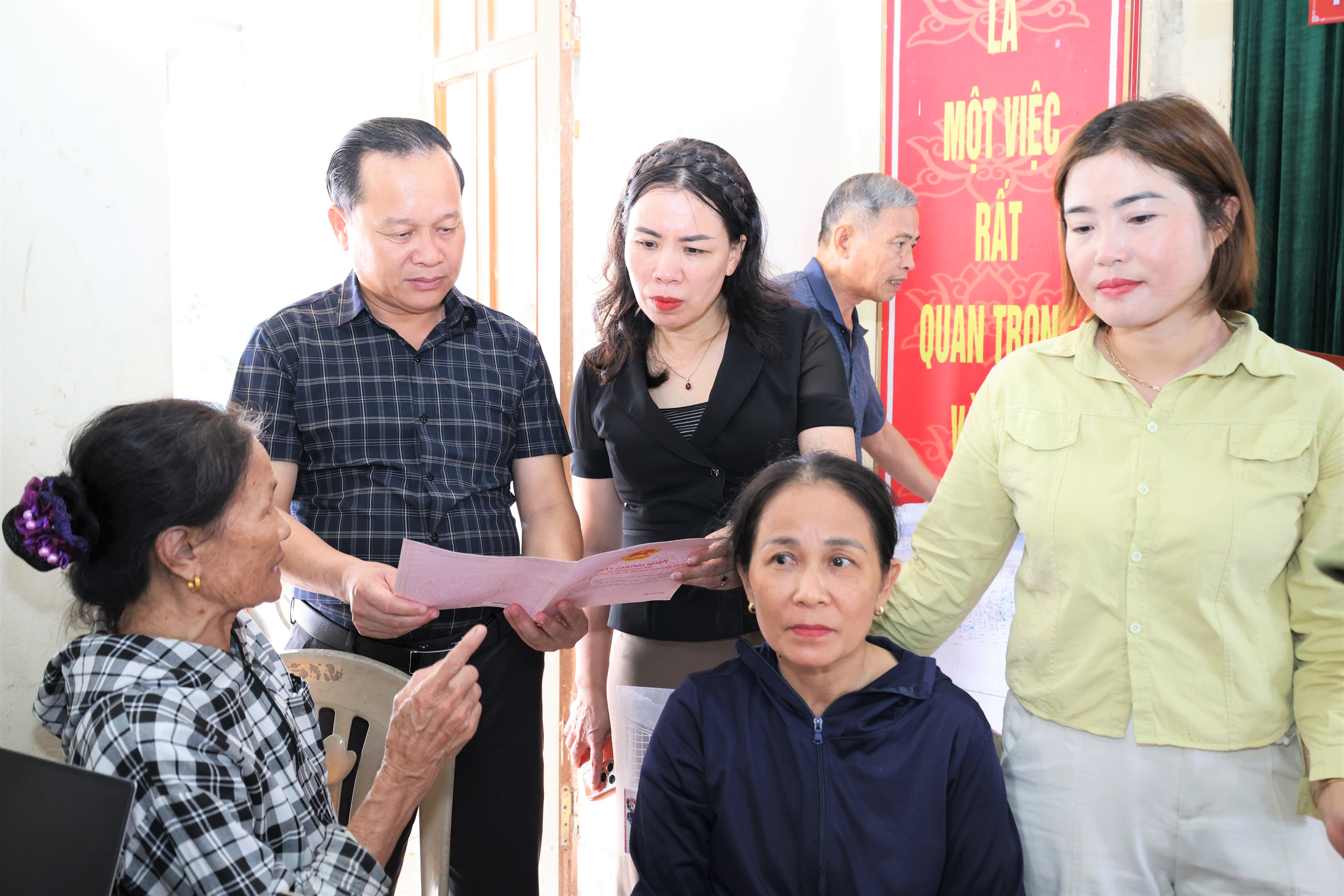 Cán bộ Đông Kinh miệt mài ngày đêm, quyết tâm làm sạch dữ liệu đất đai 
