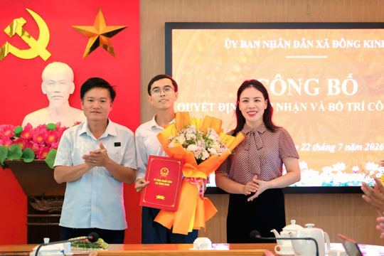 Xã Đông Kinh công bố Quyết định tiếp nhận và bố trí công chức