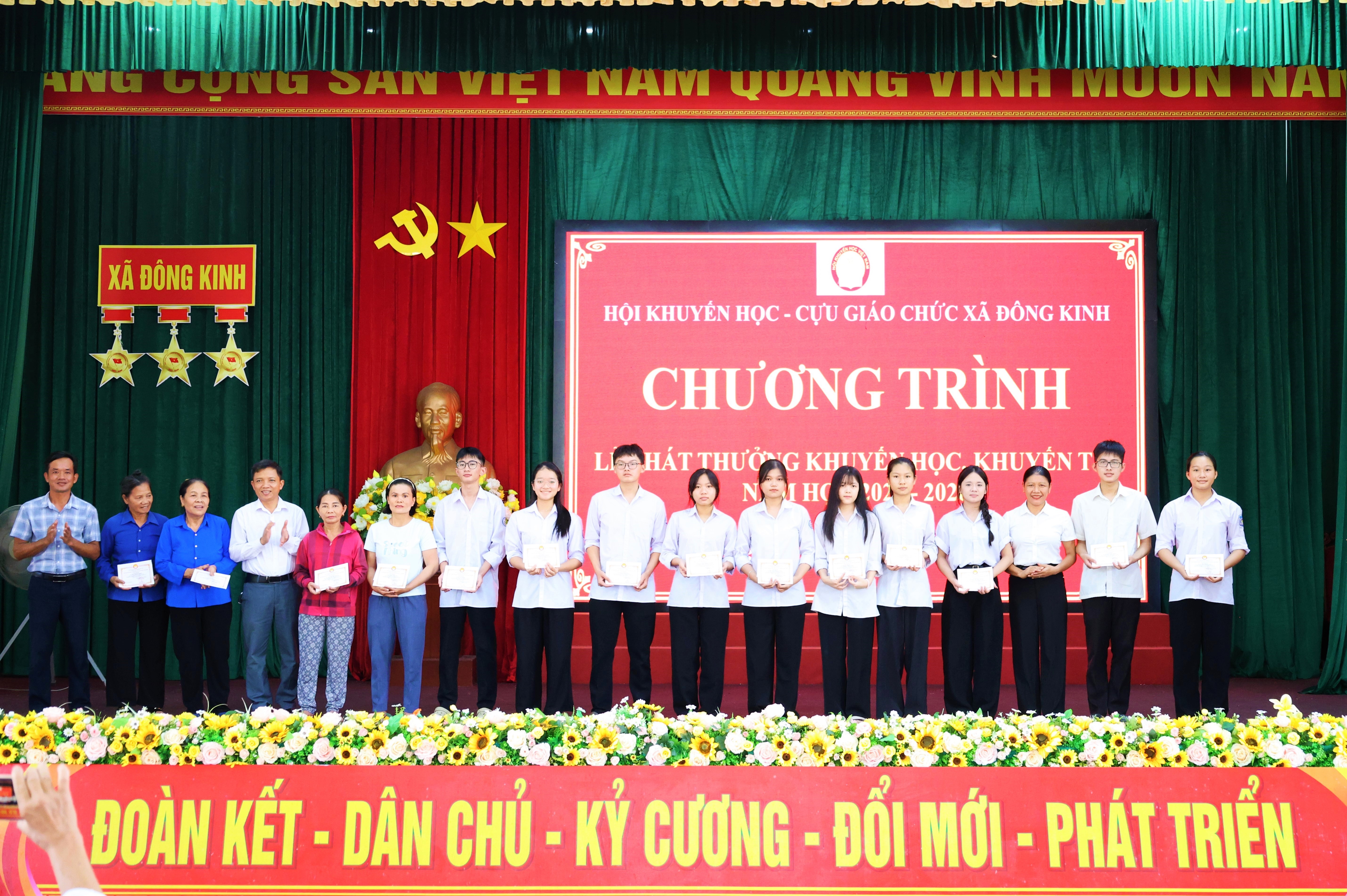 Niềm vui và tự hào của những học sinh xuất sắc trong Lễ phát thưởng Khuyến học - Khuyến tài năm học 2025 - 2026