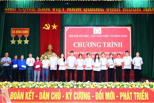 Niềm vui và tự hào của những học sinh xuất sắc trong Lễ phát thưởng Khuyến học - Khuyến tài năm học 2025 - 2026 