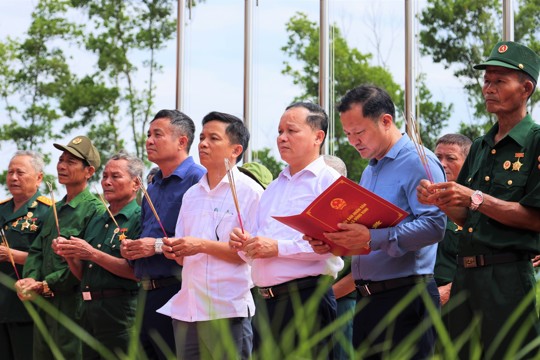 Cựu chiến binh Đông Kinh bồi hồi xúc động, thành kính tri ân các AHLS  