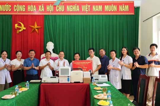 Niềm vui của Trạm Y tế xã Đông Kinh khi tiếp nhận thiết bị y tế trị giá trên 800 triệu đồng