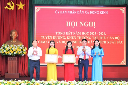 Tuyên dương, khen thưởng các tập thể, thầy cô giáo và học sinh xuất sắc - Những “bông hoa” tươi thắm trong sự nghiệp trồng người