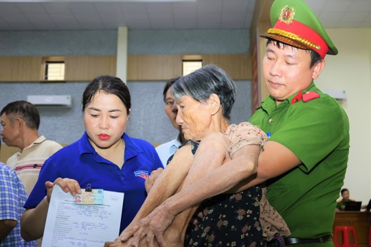Thu nhận mẫu sinh phẩm ADN của thân nhân liệt sĩ - Chung tay trả lại tên cho những người con ưu tú quê hương Đông Kinh