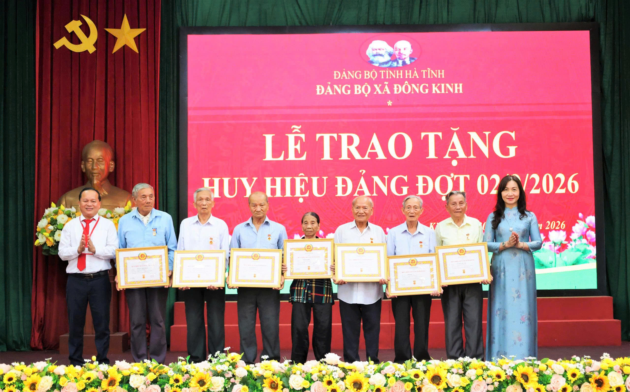45 đảng viên vinh dự đón nhận Huy hiệu Đảng - "Đằng sau mỗi tấm Huy hiệu là một chặng đường son sắc niềm tin và cống hiến” 