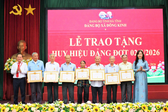 45 đảng viên vinh dự đón nhận Huy hiệu Đảng - "Đằng sau mỗi tấm Huy hiệu là một chặng đường son sắc niềm tin và cống hiến”  