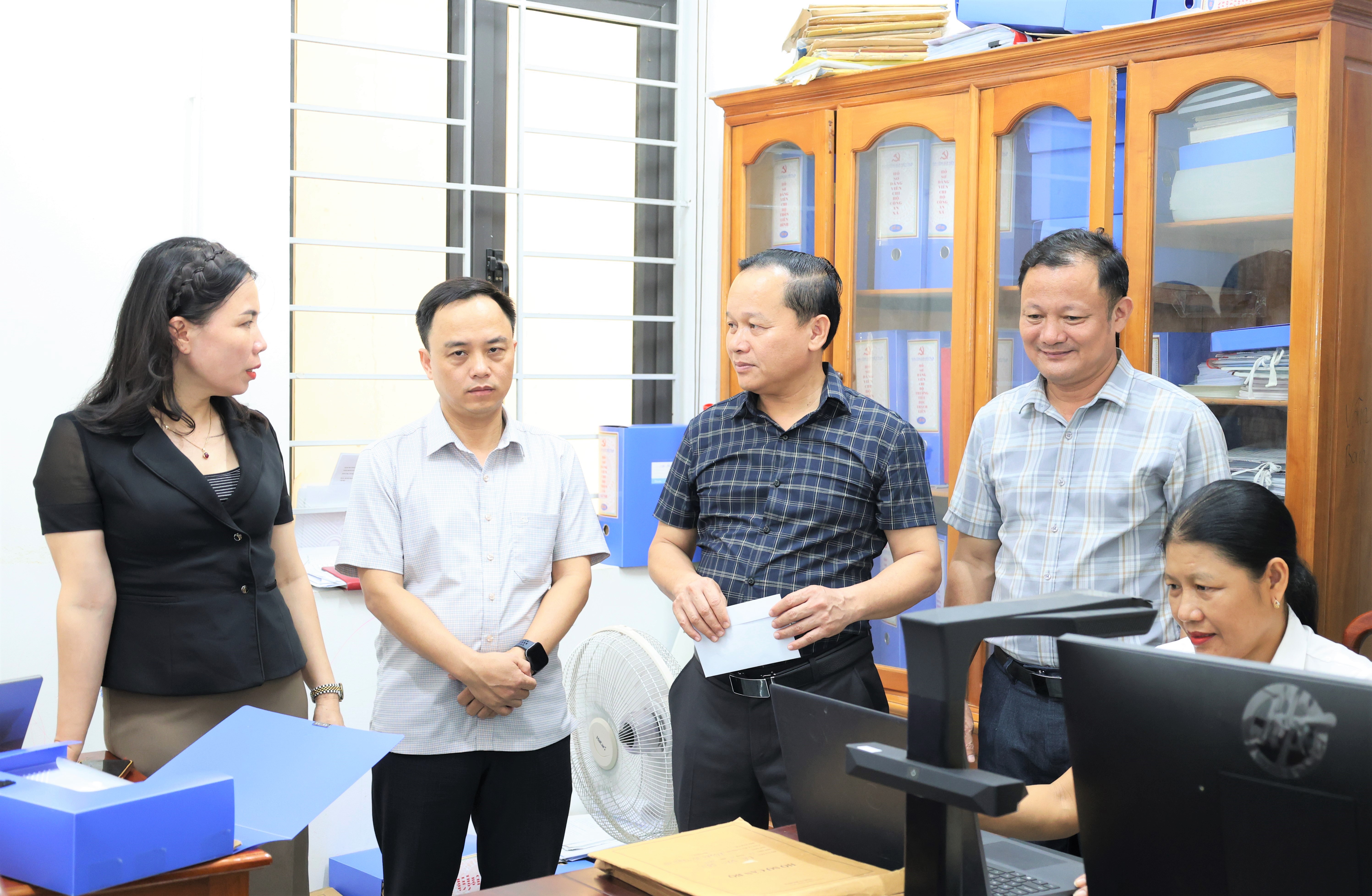 Ban Xây dựng Đảng và Tổ số hóa hồ sơ đảng viên xã Đông Kinh nỗ lực vượt tiến độ, quyết tâm hoàn thành nhiệm vụ 