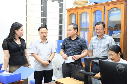 Ban Xây dựng Đảng và Tổ số hóa hồ sơ đảng viên xã Đông Kinh nỗ lực vượt tiến độ, quyết tâm hoàn thành nhiệm vụ  