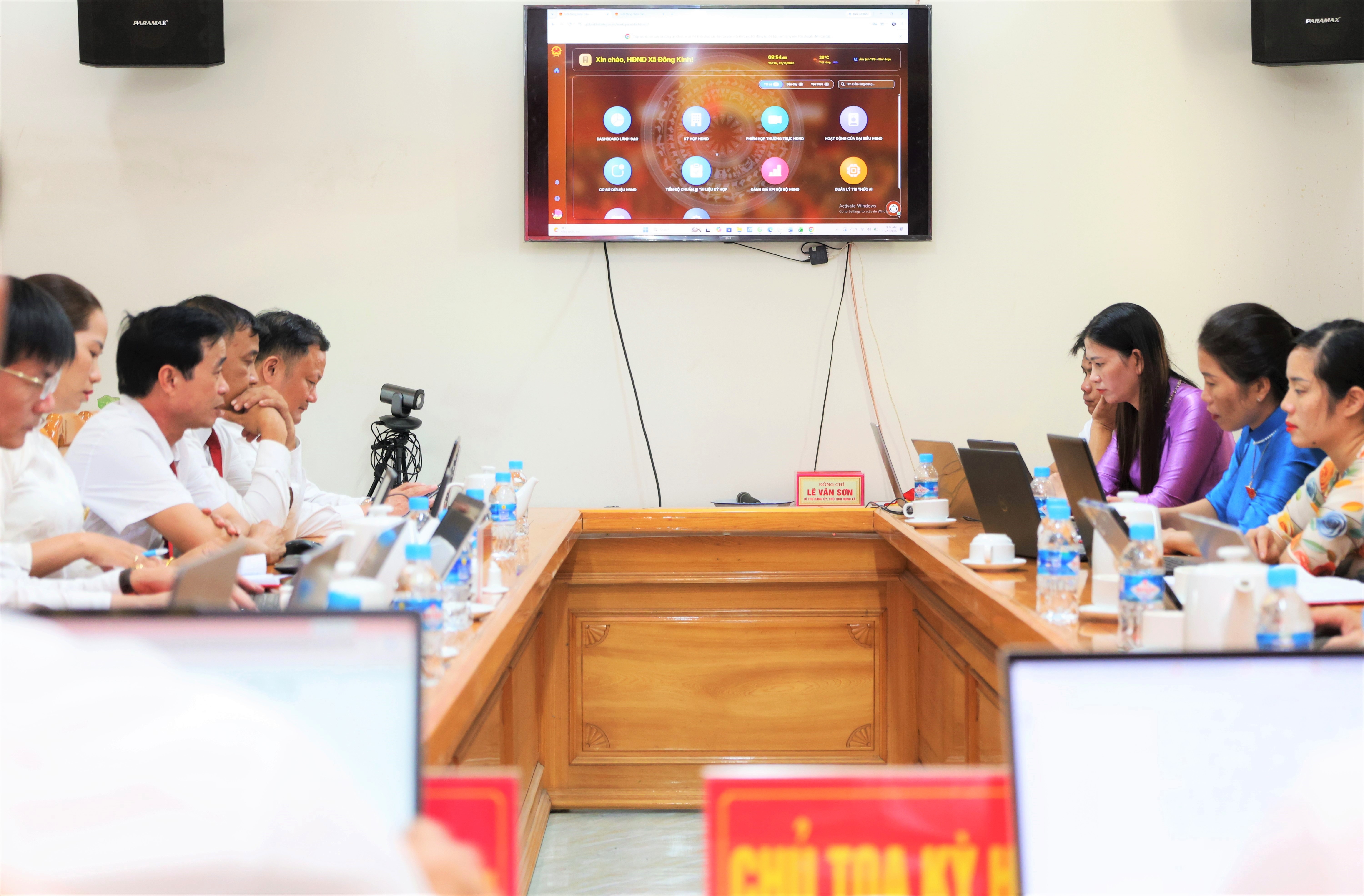 HĐND xã Đông Kinh lần đầu tiên tổ chức Kỳ họp không giấy, đẩy mạnh chuyển đổi số