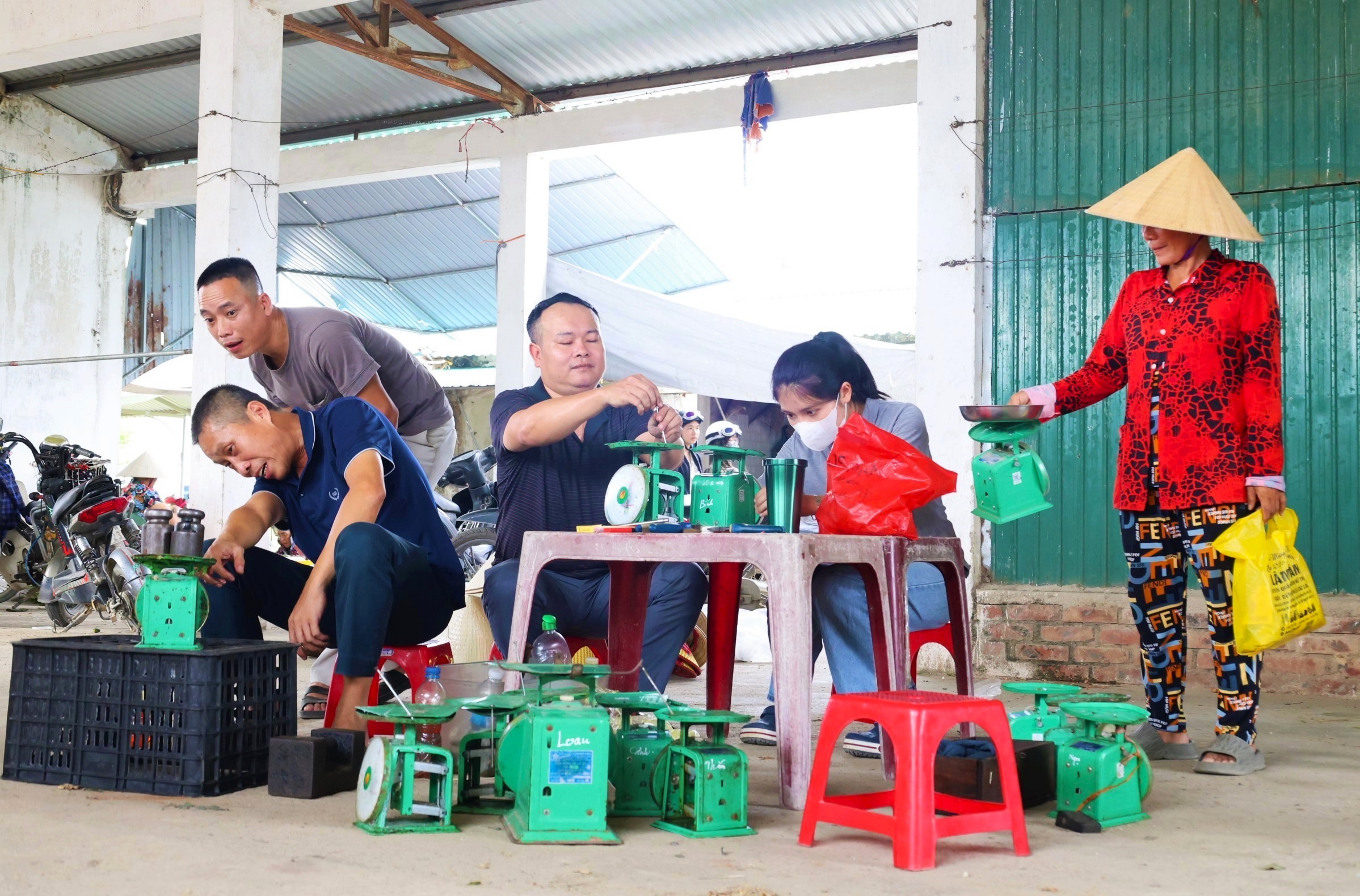 Xã Đông Kinh kiểm định cân đồng hồ lò xo miễn phí cho các cơ sở kinh doanh 