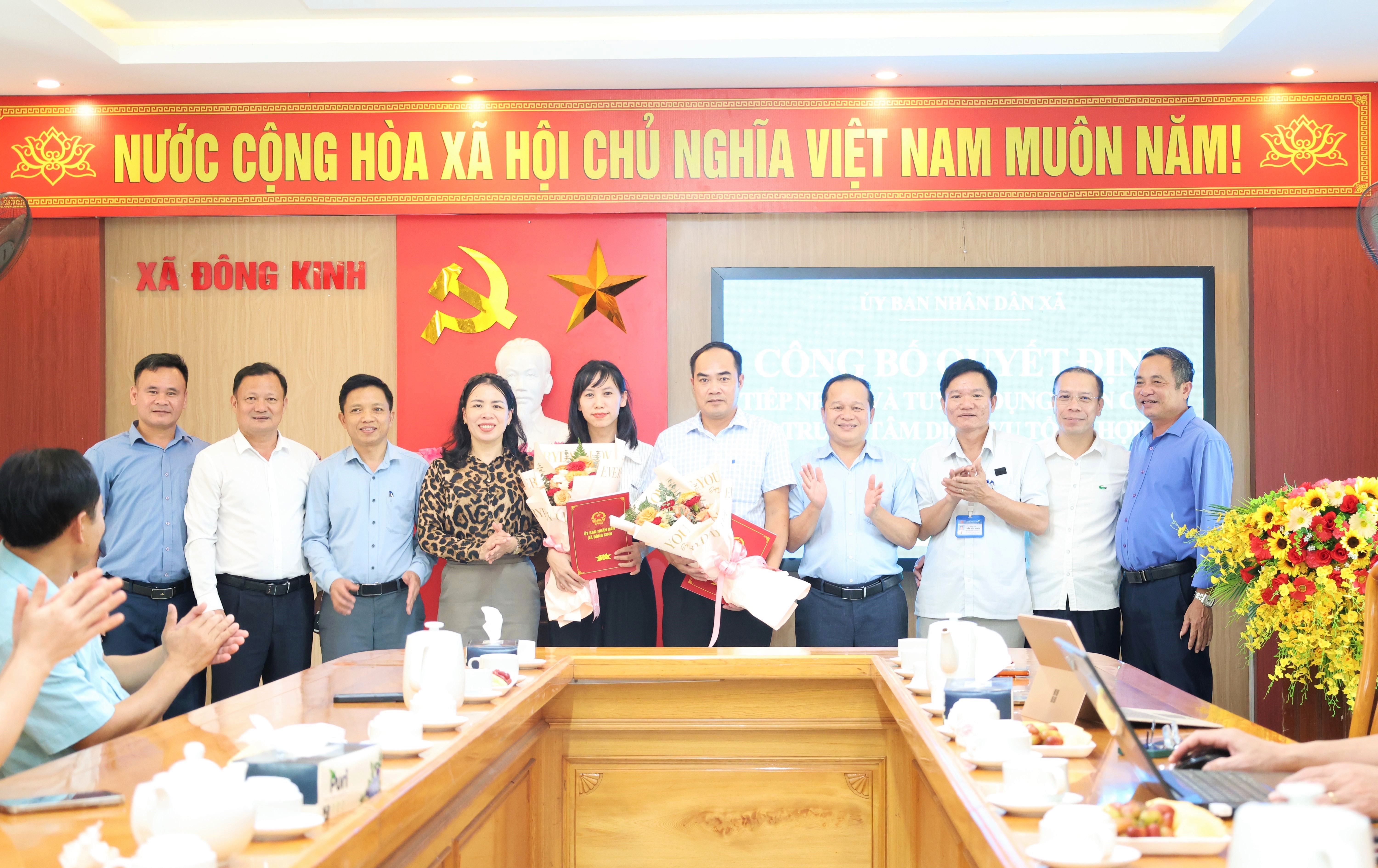 Đông Kinh công bố quyết định tiếp nhận, tuyển dụng viên chức Trung tâm Dịch vụ tổng hợp xã
