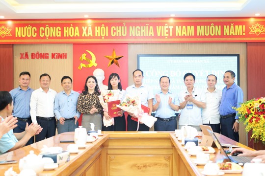Đông Kinh công bố quyết định tiếp nhận, tuyển dụng viên chức Trung tâm Dịch vụ tổng hợp xã 