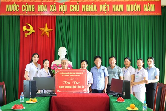 Trạm Y tế xã Đông Kinh tiếp nhận 06 bộ máy tính bàn 