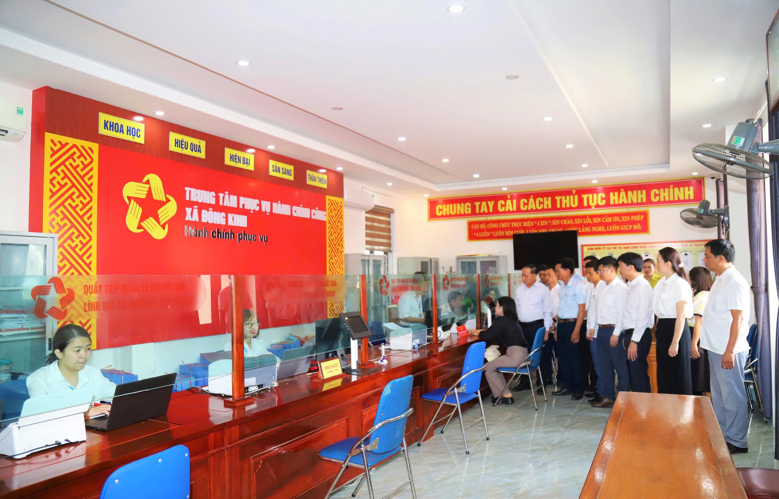 Trung tâm phục vụ hành chính công xã Đông Kinh hướng dẫn người dân nộp hồ sơ trực tuyến